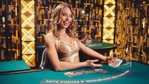 Kombinasi kartu pemenang dalam Texas Poker—Royal Flush, Straight Flush, Four of a Kind, dan lainnya